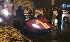 Ford GT Hits a Pole and Crashes into a Guardrail in China