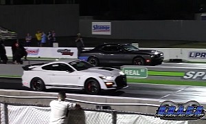 Ford Mustang Shelby GT500 Drags Hellcat Charger & Challenger; Someone Gets Obliterated