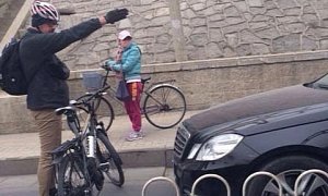 Foreign Biker Stands Up to Driver after He Used Bike Lane in Beijing