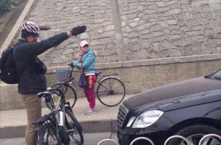 Foreign Biker Stands Up to Driver after He Used Bike Lane in Beijing