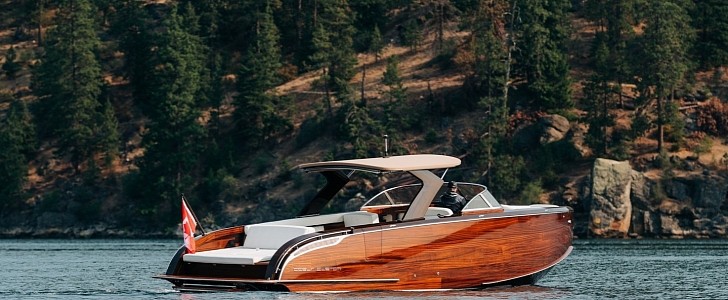Wayne Gretzky is the proud owner of a custom Steinway 340 HT wooden boat