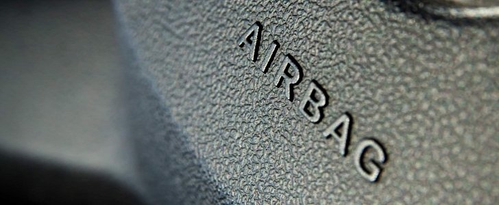 Airbag lettering on steering wheel