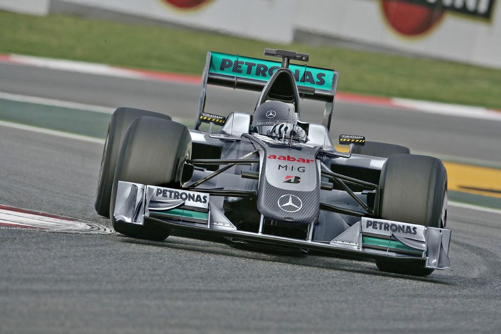 Michael Schumacher should stay in F1 as long as he wants to