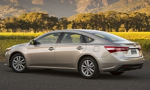 Fuel-Thrifty Toyota Avalon Hybrid Tested by Edge