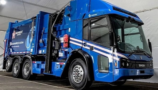 Republic Services unveils first fully integrated electric recycling and waste collection truck 