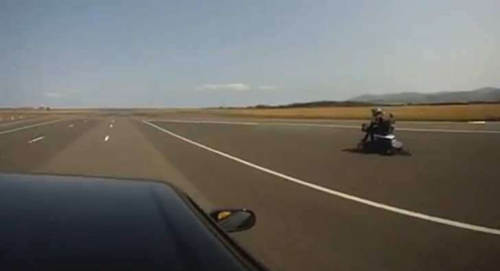Funny Scooter Smokes Nissan R33 Skyline