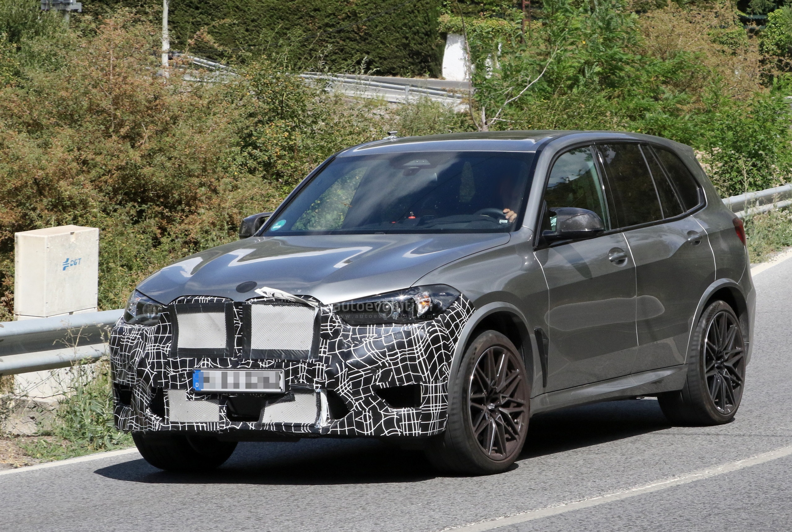 G05 BMW X5 M LCI Makes Surprise Appearance With Almost No Camouflage on
