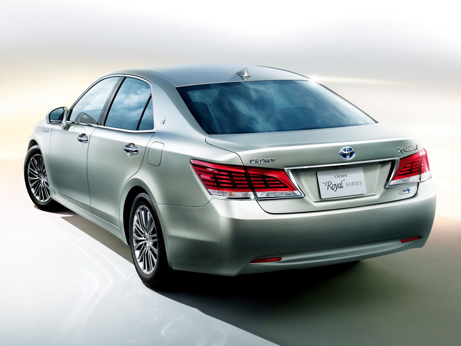 2013 Toyota Crown Royal and Athlete Revealed - autoevolution