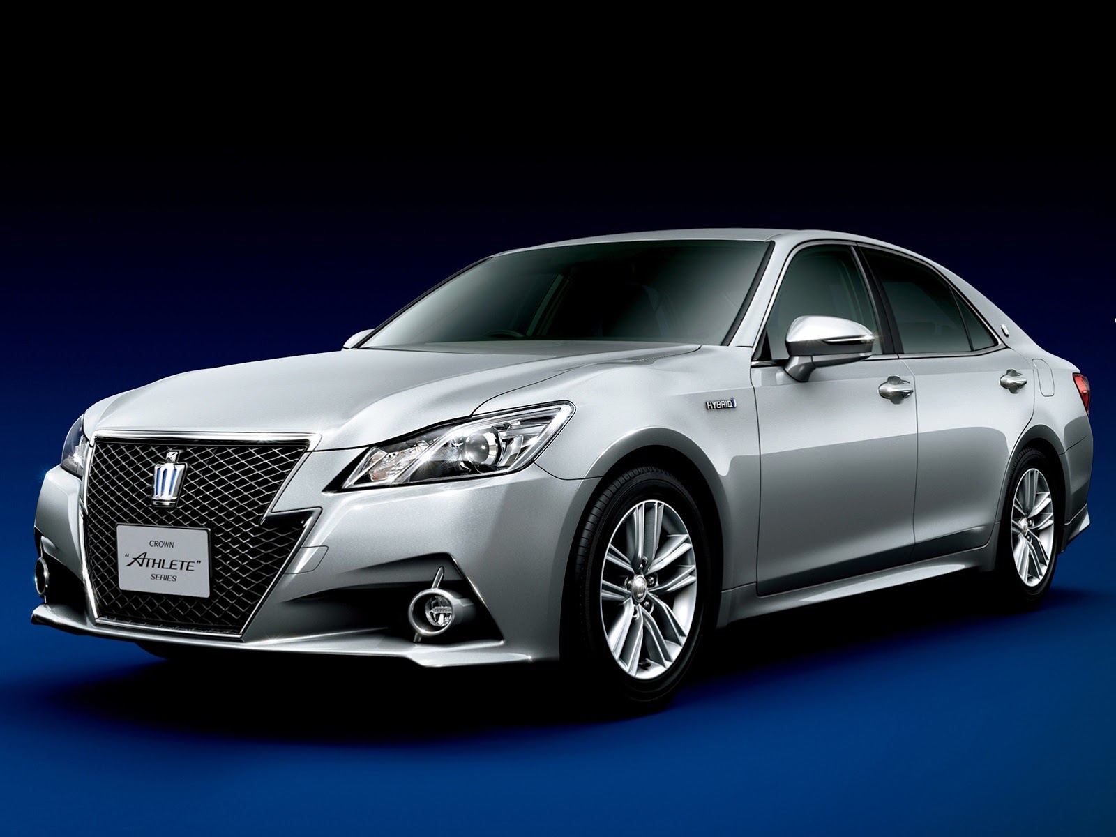 2013 Toyota Crown Royal and Athlete Revealed - autoevolution