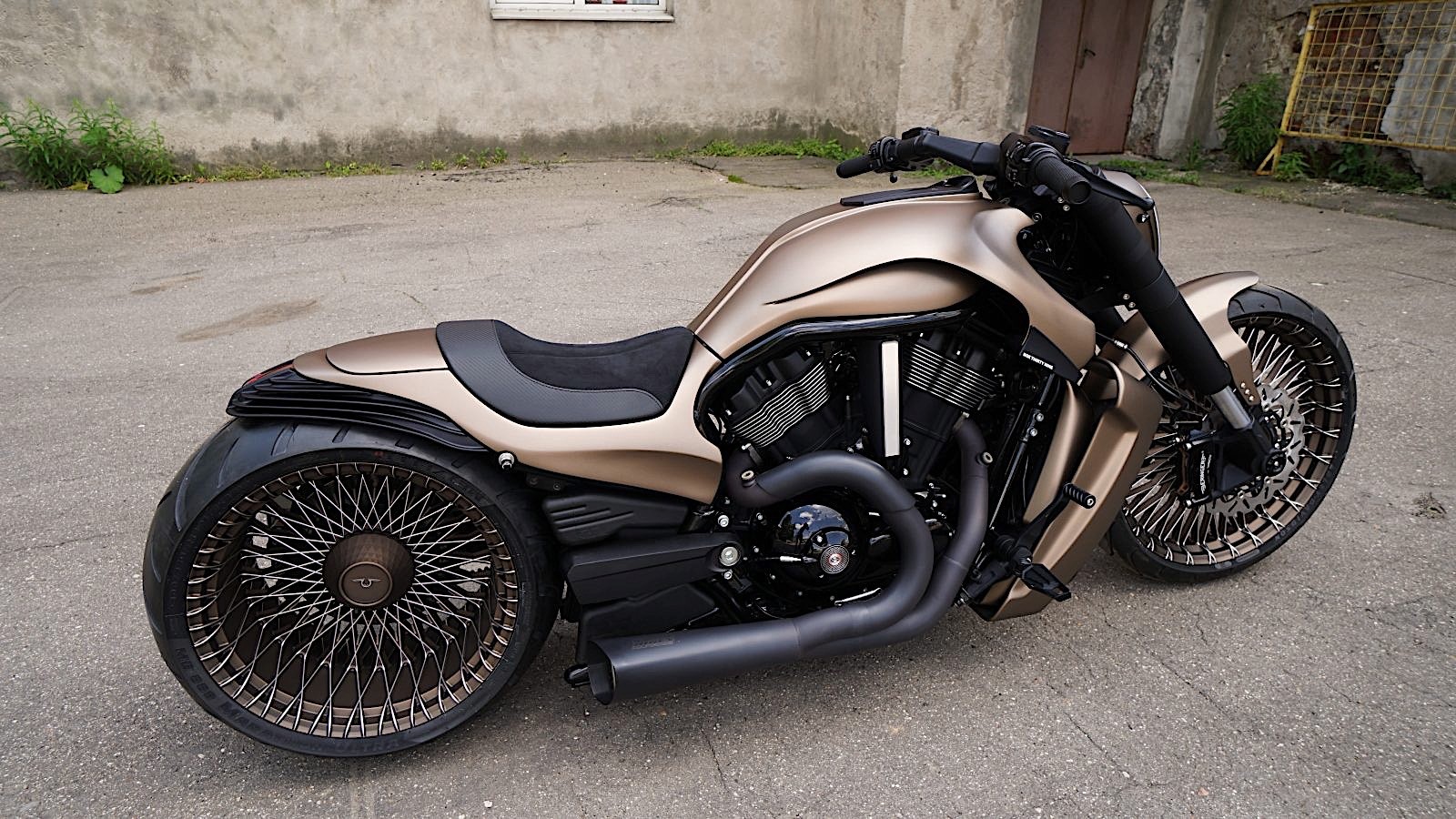 2014 Harley Davidson V Rod Uses Special Paint And Wire Wheels To Stand Out Autoevolution
