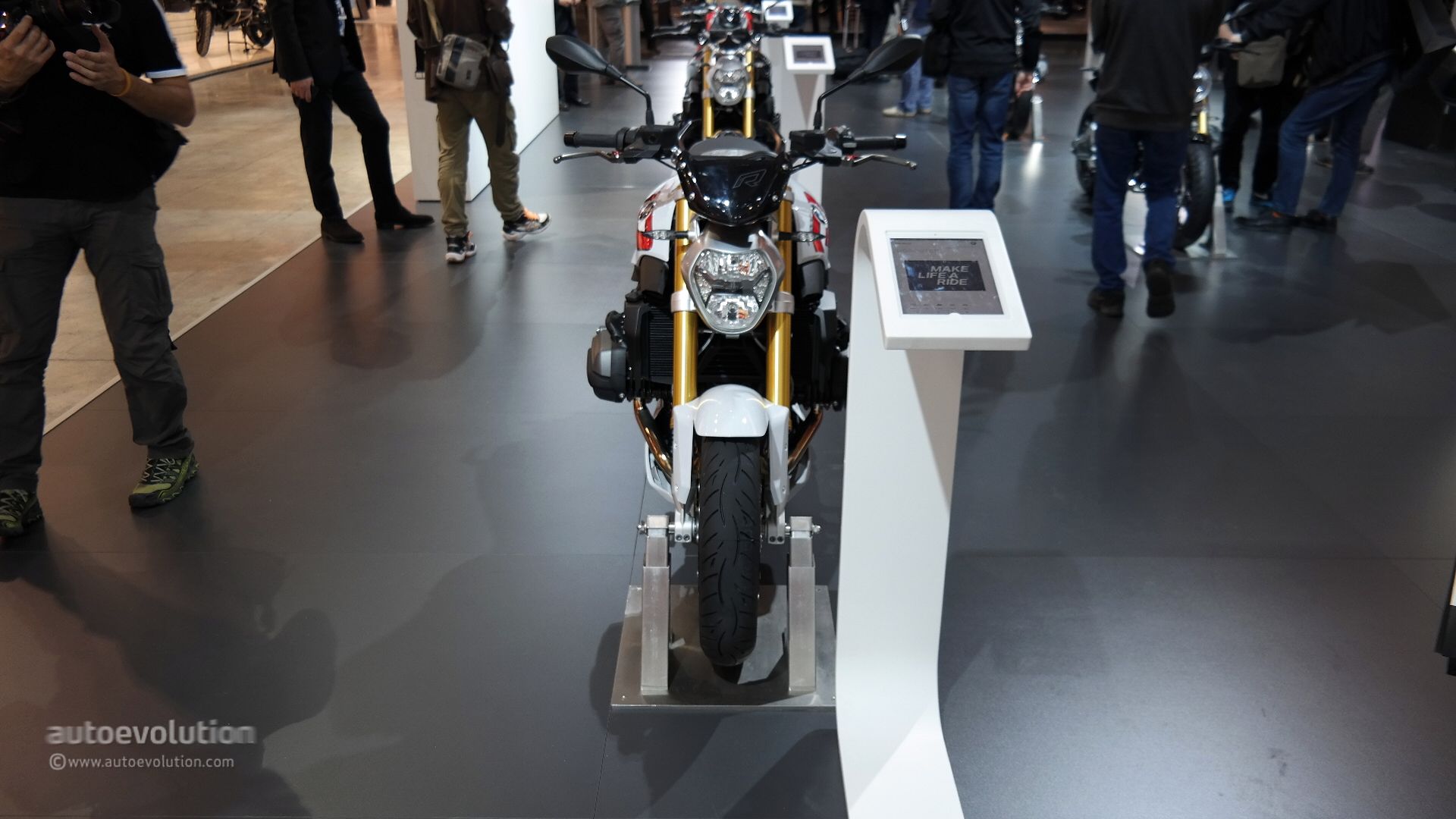 2015 BMW R1200R Promises to Be a Very Comfortable Naked 