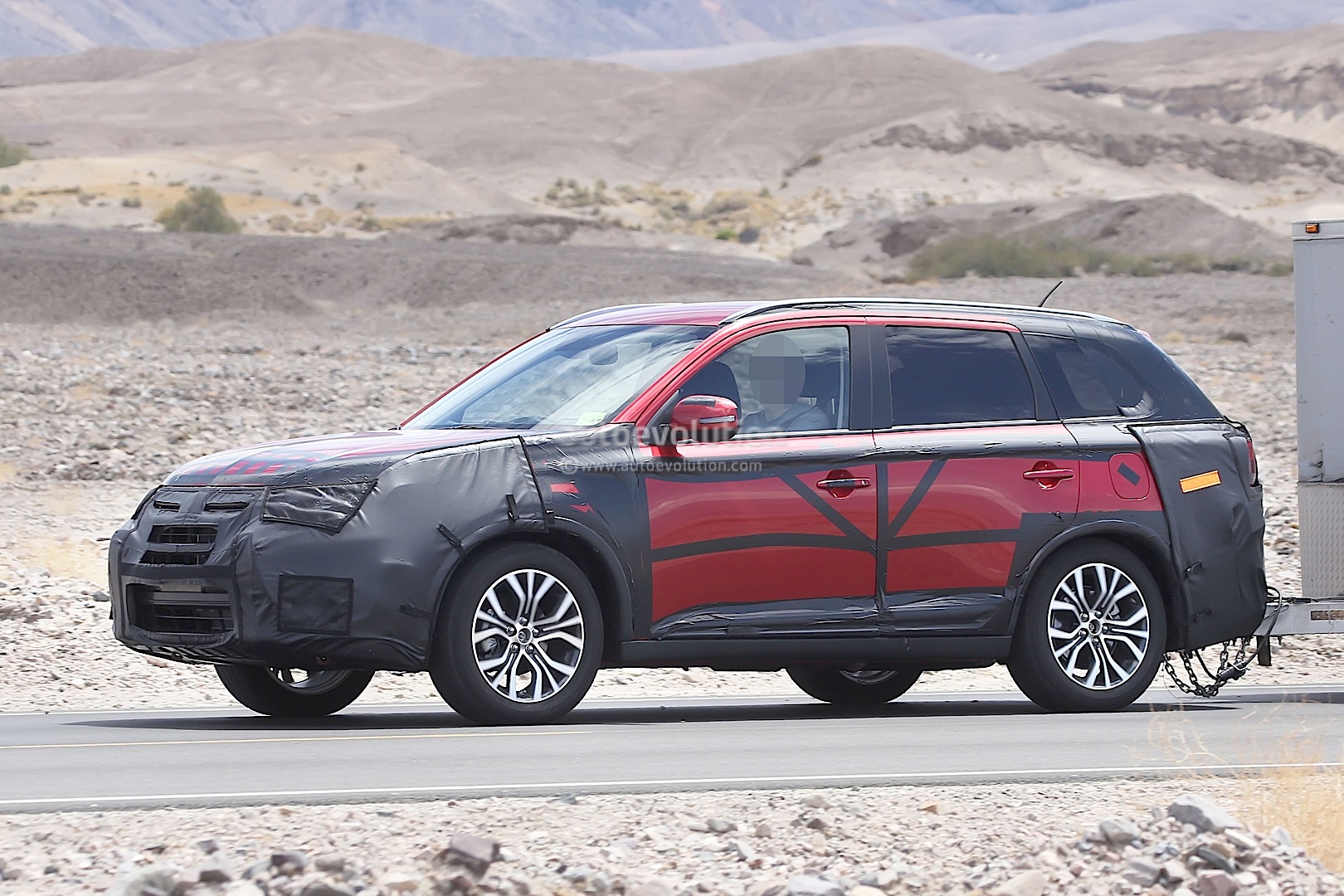 2015 Mitsubishi Outlander Facelift Spied Towing a Trailer - autoevolution