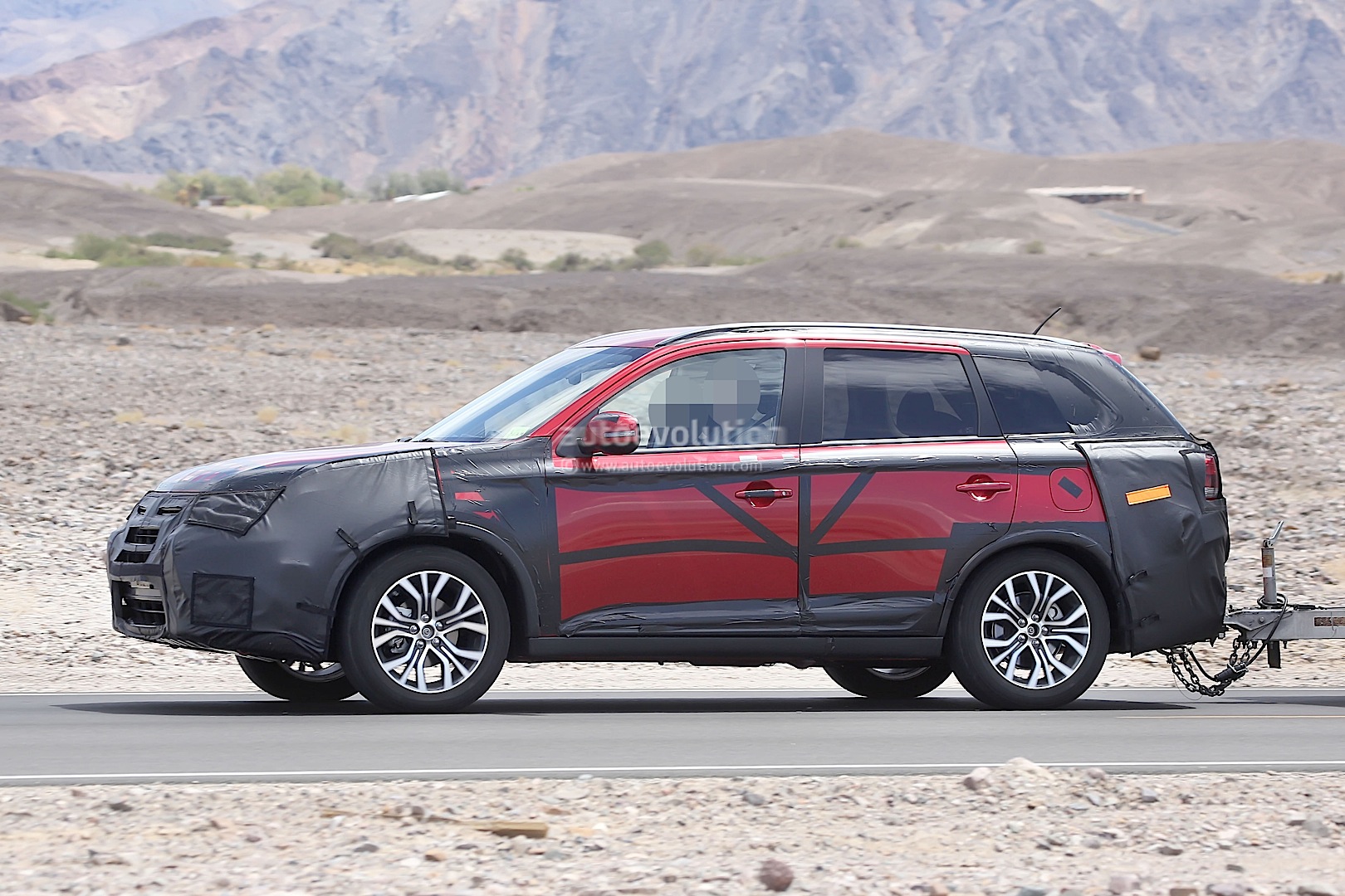 2015 Mitsubishi Outlander Facelift Spied Towing a Trailer - autoevolution