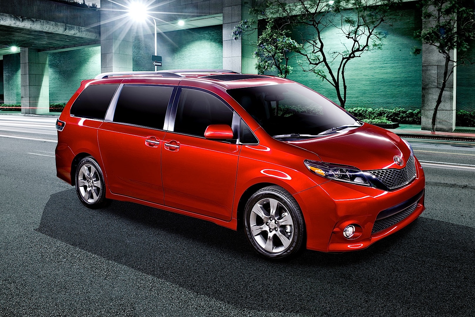 2015 Toyota Sienna Gets Unveiled over the