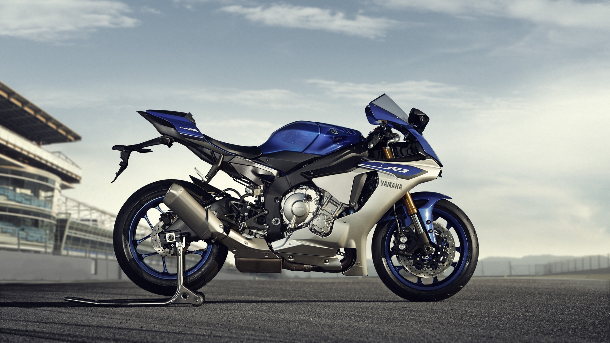 2015 Yamaha YZF-R1 Studio and Action Shots Show More Superbike Goodness ...