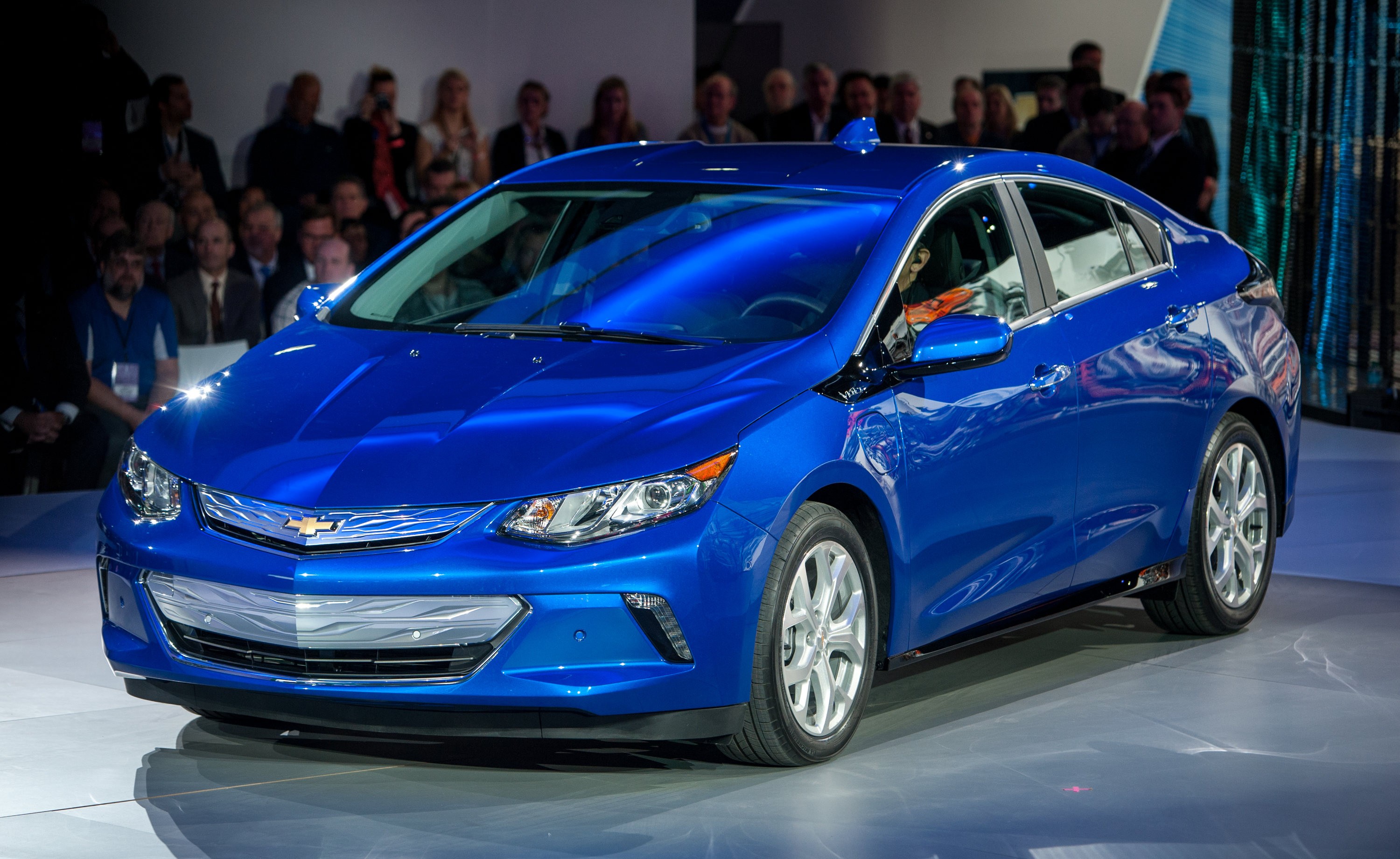 2016 chevrolet volt hailed as the next generation of electric hybrid cars video photo gallery