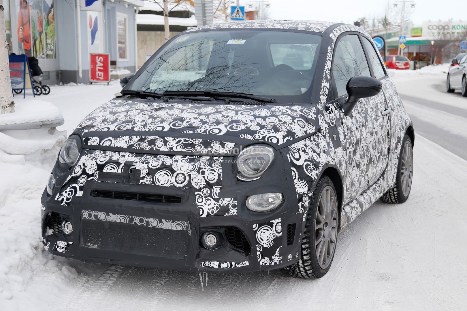 17 Fiat 500 Abarth 500 Abarth Cabrio Facelift Spied During Final Testing Autoevolution
