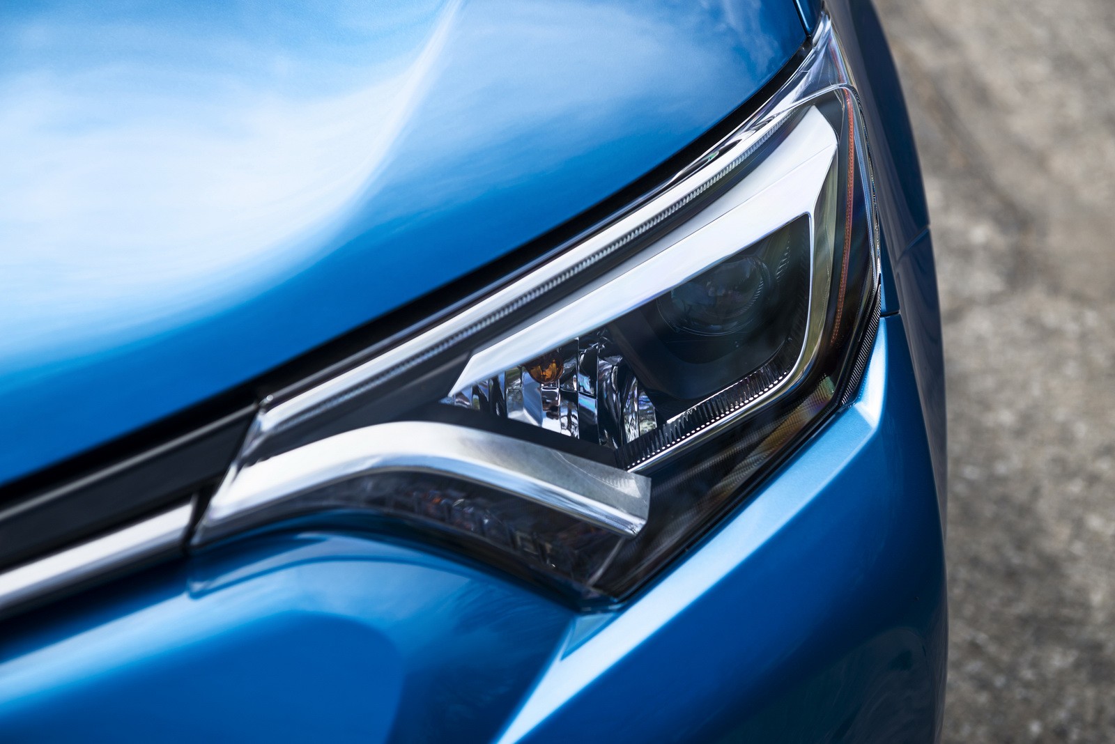 2016 Toyota RAV4 Hybrid Unveiled with More Power, Higher MPG