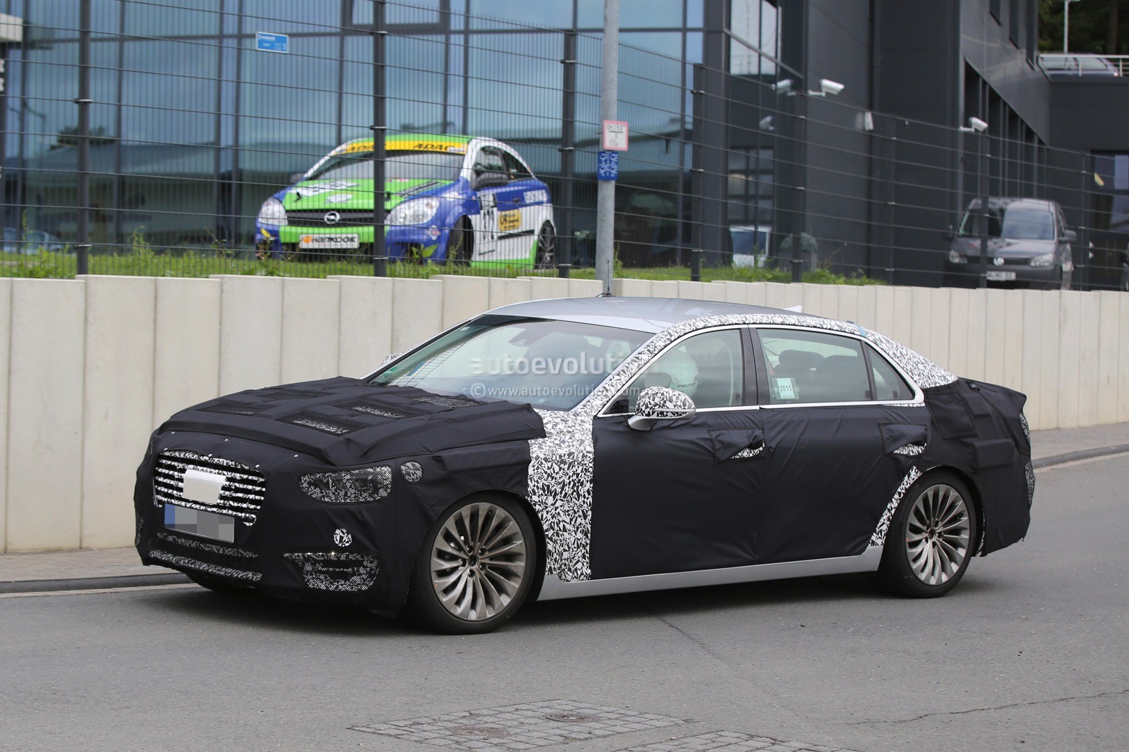 2017 Hyundai Equus Spied Out Testing in Germany - autoevolution