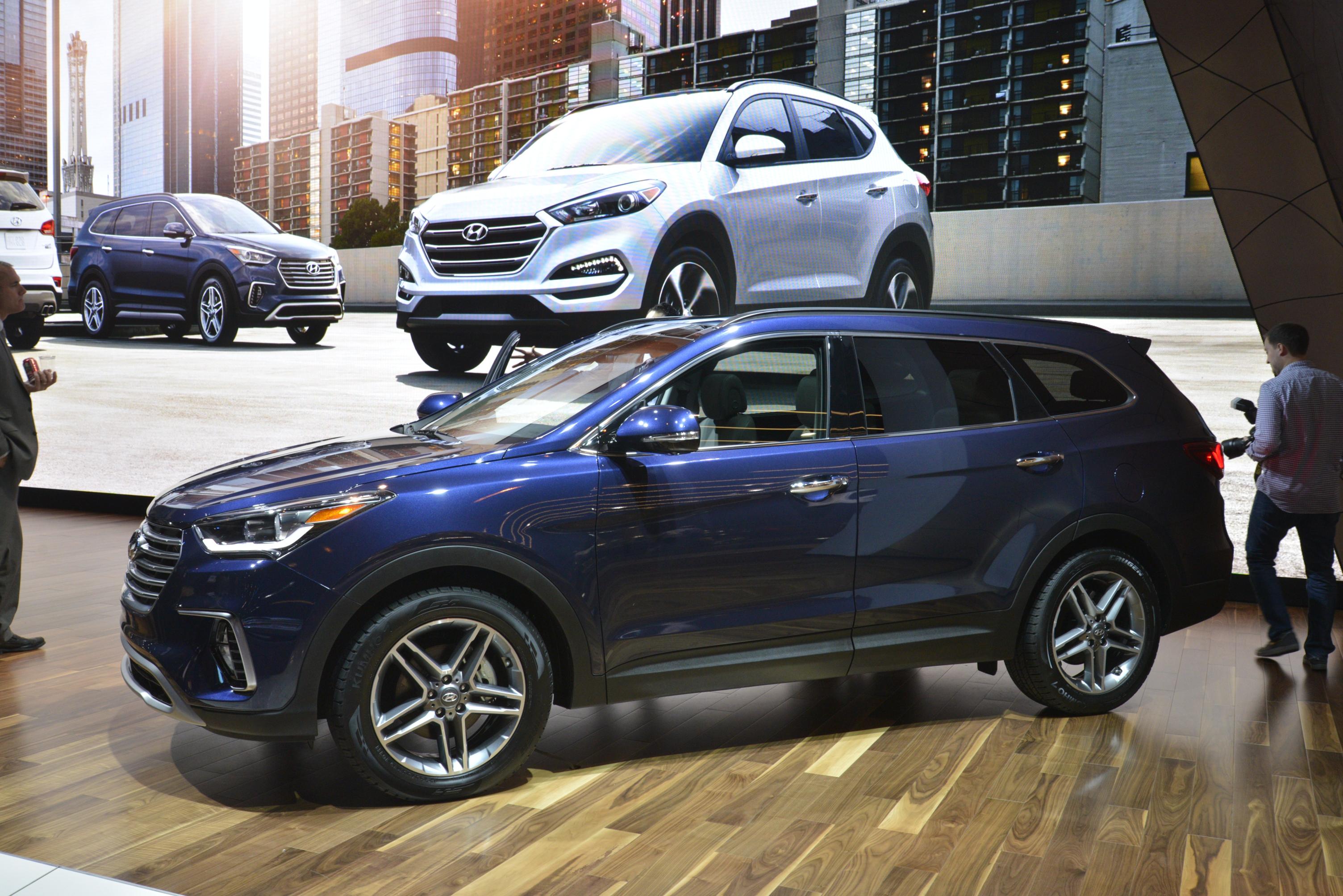 2017 Hyundai Santa Fe Thinks It's Got a Sexy Facelift in Chicago ...