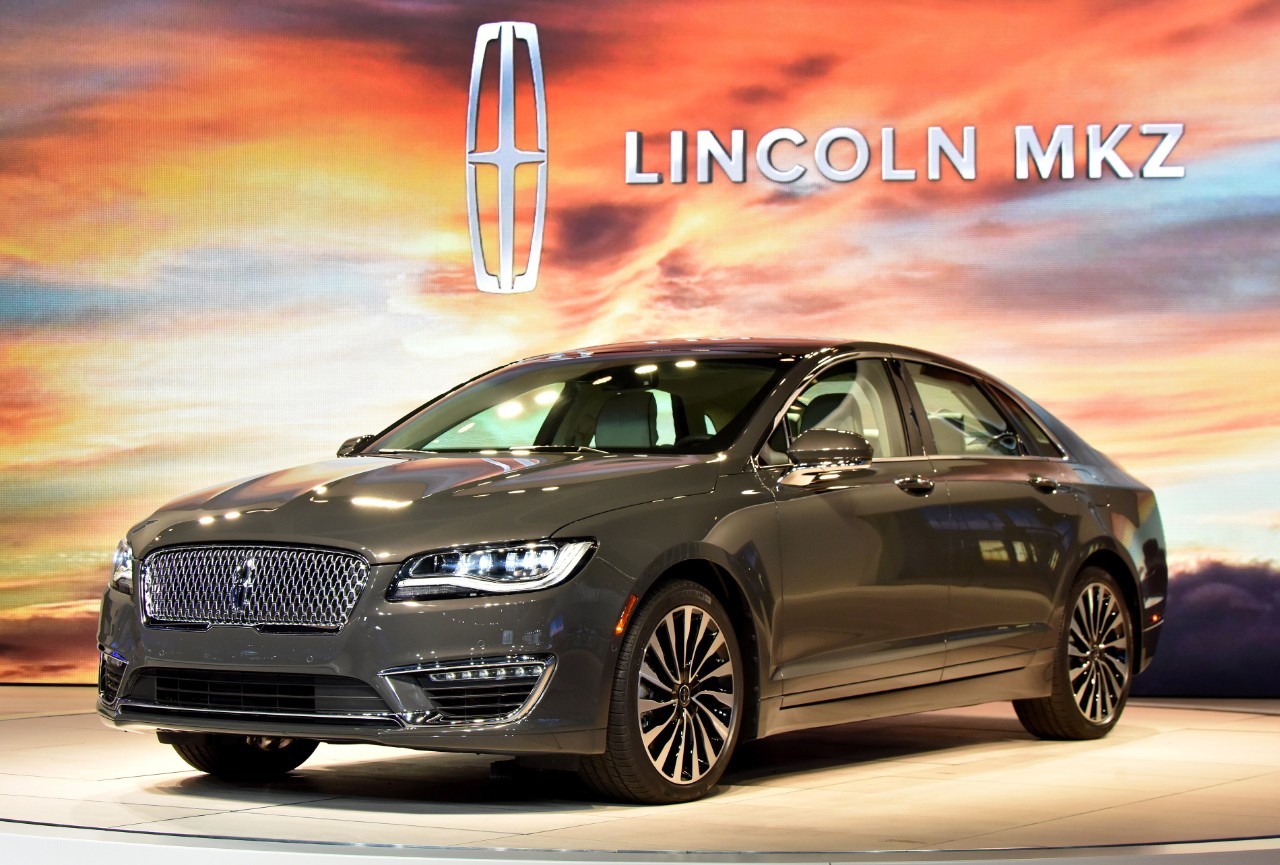 2017 Lincoln MKZ Tries Too Hard to Look Better than the ...