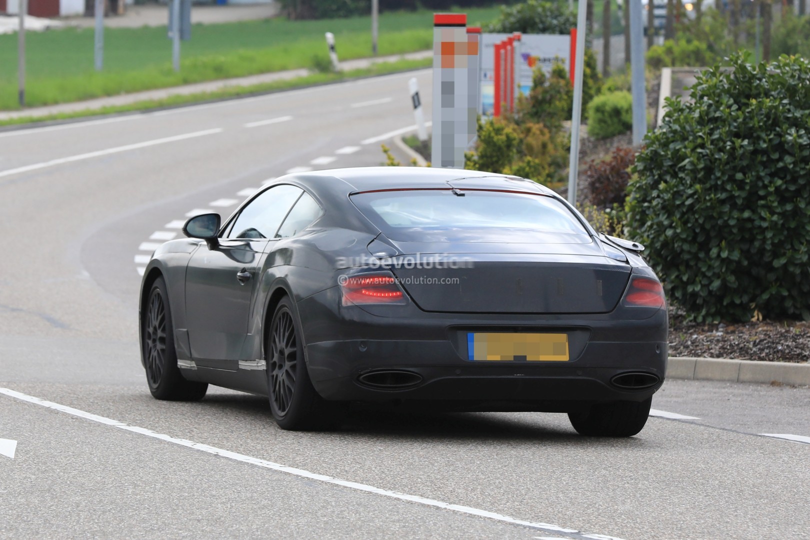 2017 - [Bentley] Continental GT - Page 2 2018-bentley-continental-gt-shows-new-features-in-first-interior-spyshots_10