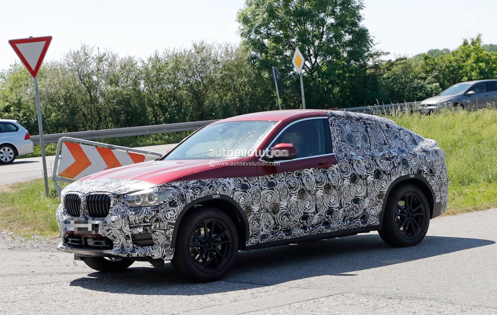 2018 - [BMW] X4 II [G02] 2018-bmw-x4-shows-up-in-german-traffic-gets-closer-to-production_1