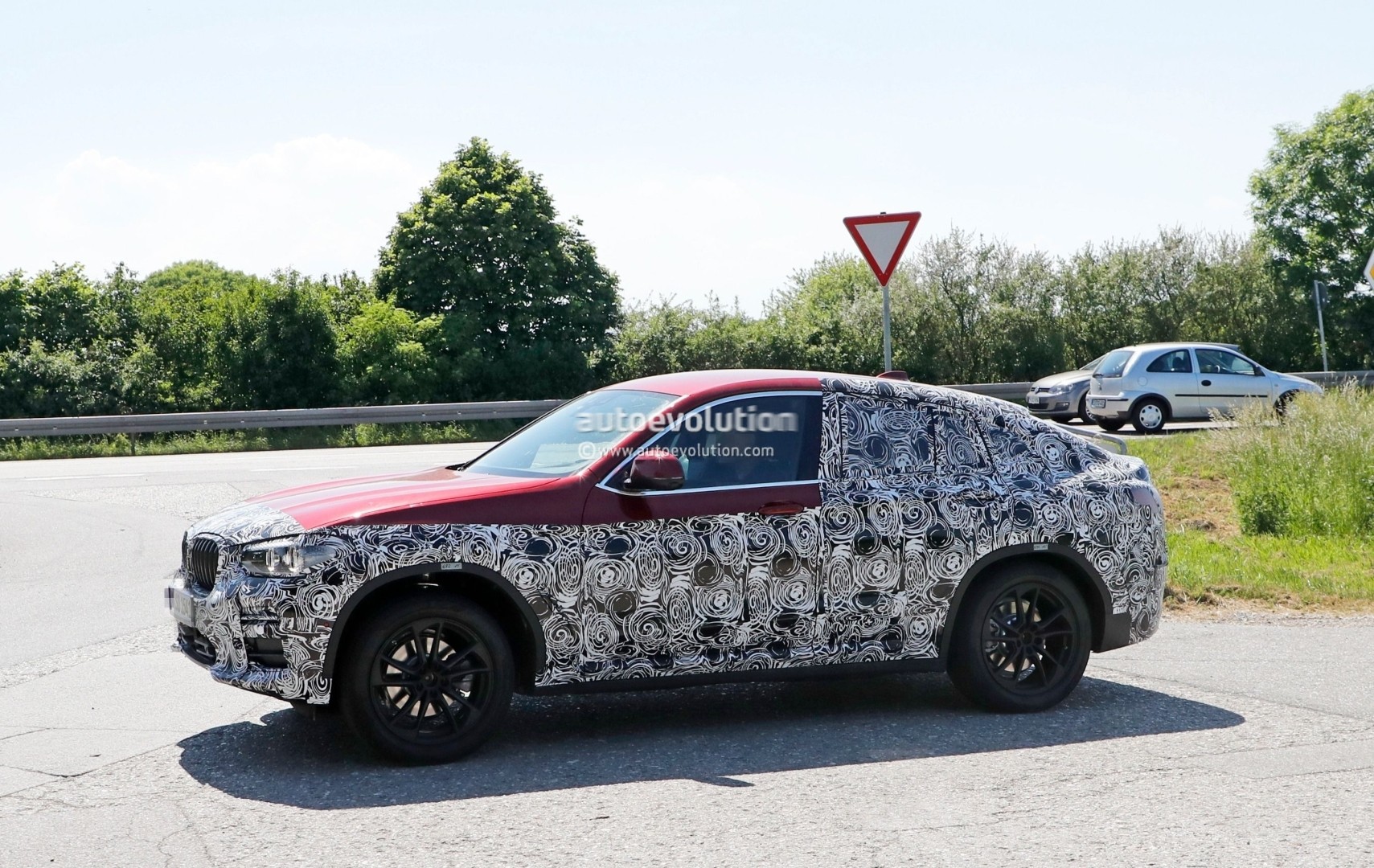 2018 - [BMW] X4 II [G02] 2018-bmw-x4-shows-up-in-german-traffic-gets-closer-to-production_4