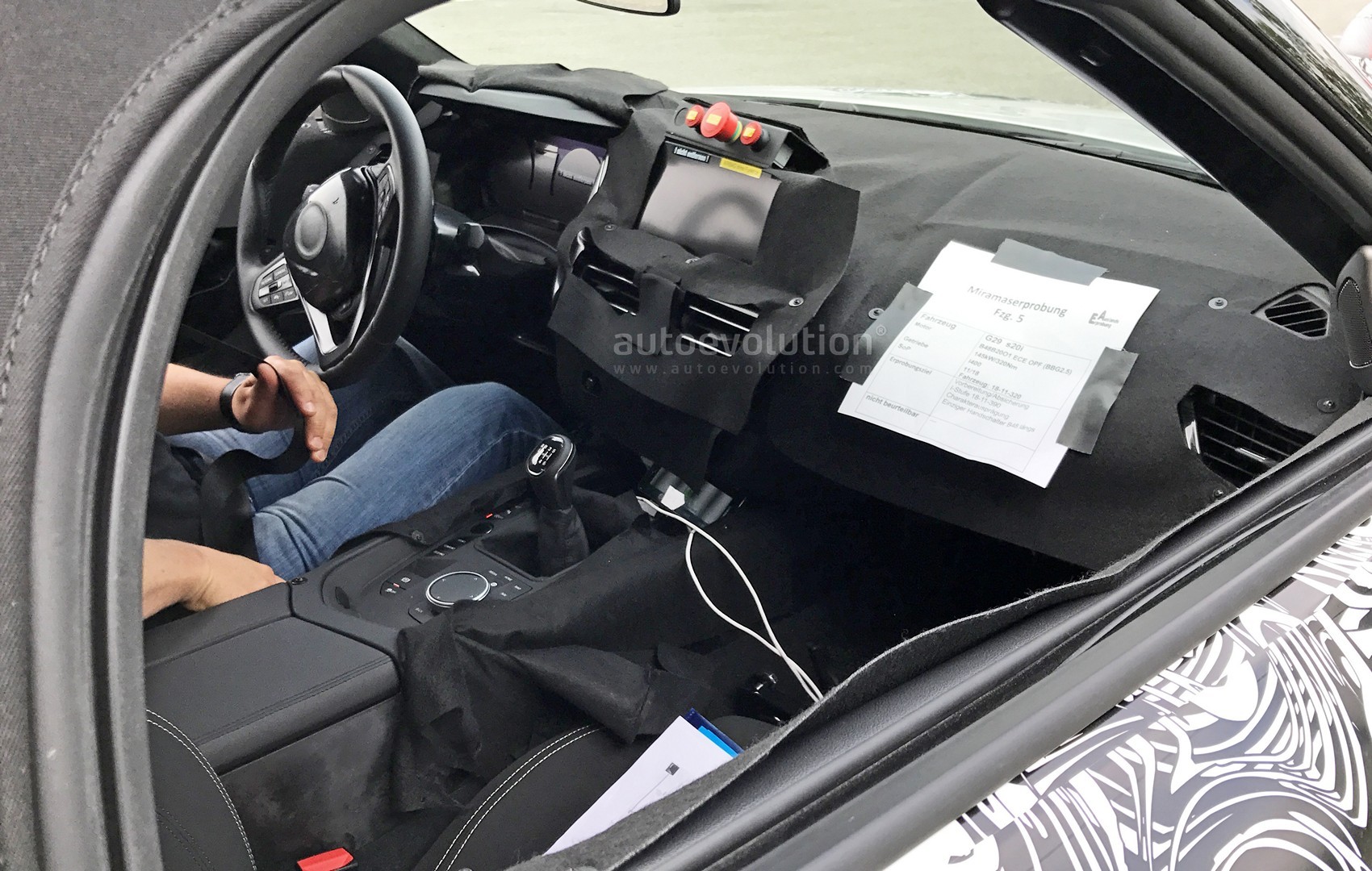2018 - [BMW] Z4 (G29) - Page 2 2018-bmw-z4-s20i-interior-spyshots-reveal-specs-and-6-speed-manual-gearbox_1