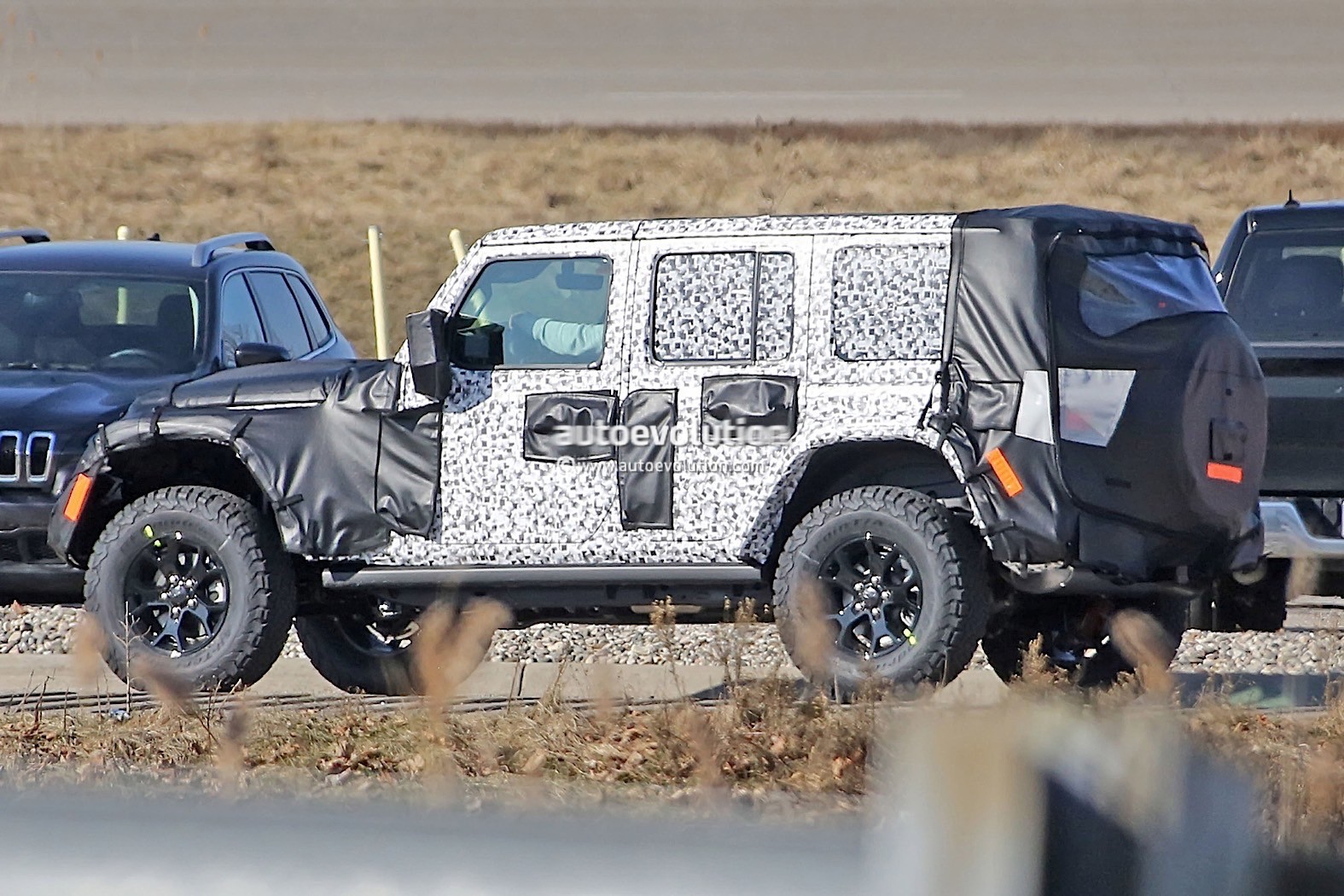2018 - [Jeep] Wrangler - Page 2 2018-jeep-wrangler-jl-sheds-some-camo-during-final-testing_8