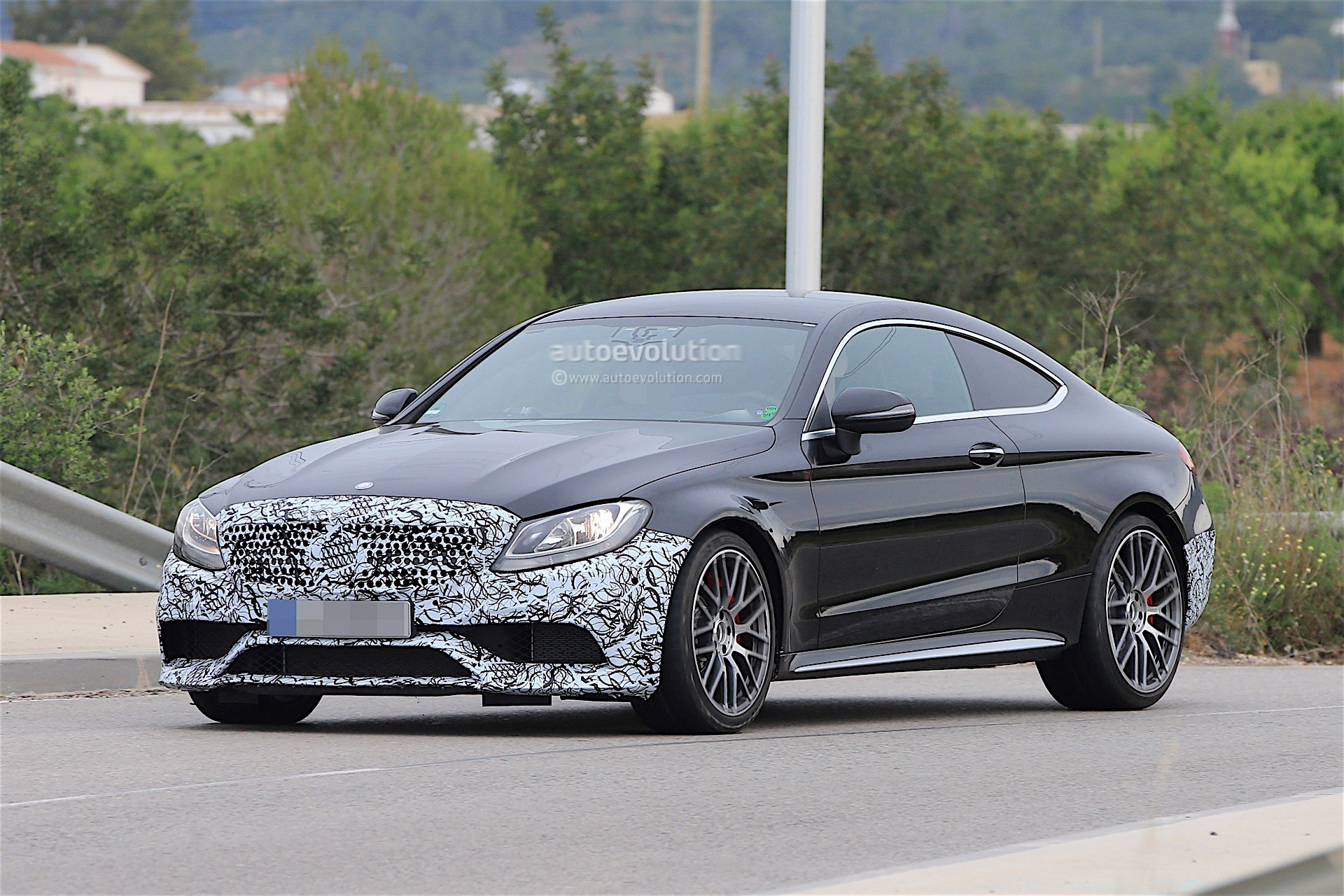 18 Mercedes Amg C63 Coupe Facelift Spied For The First Time Autoevolution