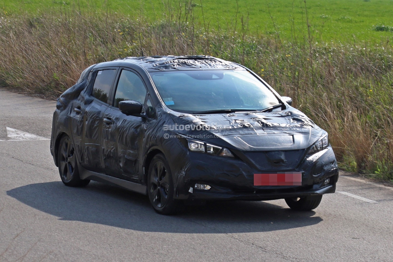 2017 - [Nissan] Leaf II - Page 2 2018-nissan-leaf-spied-testing-in-europe-still-very-camouflaged_2
