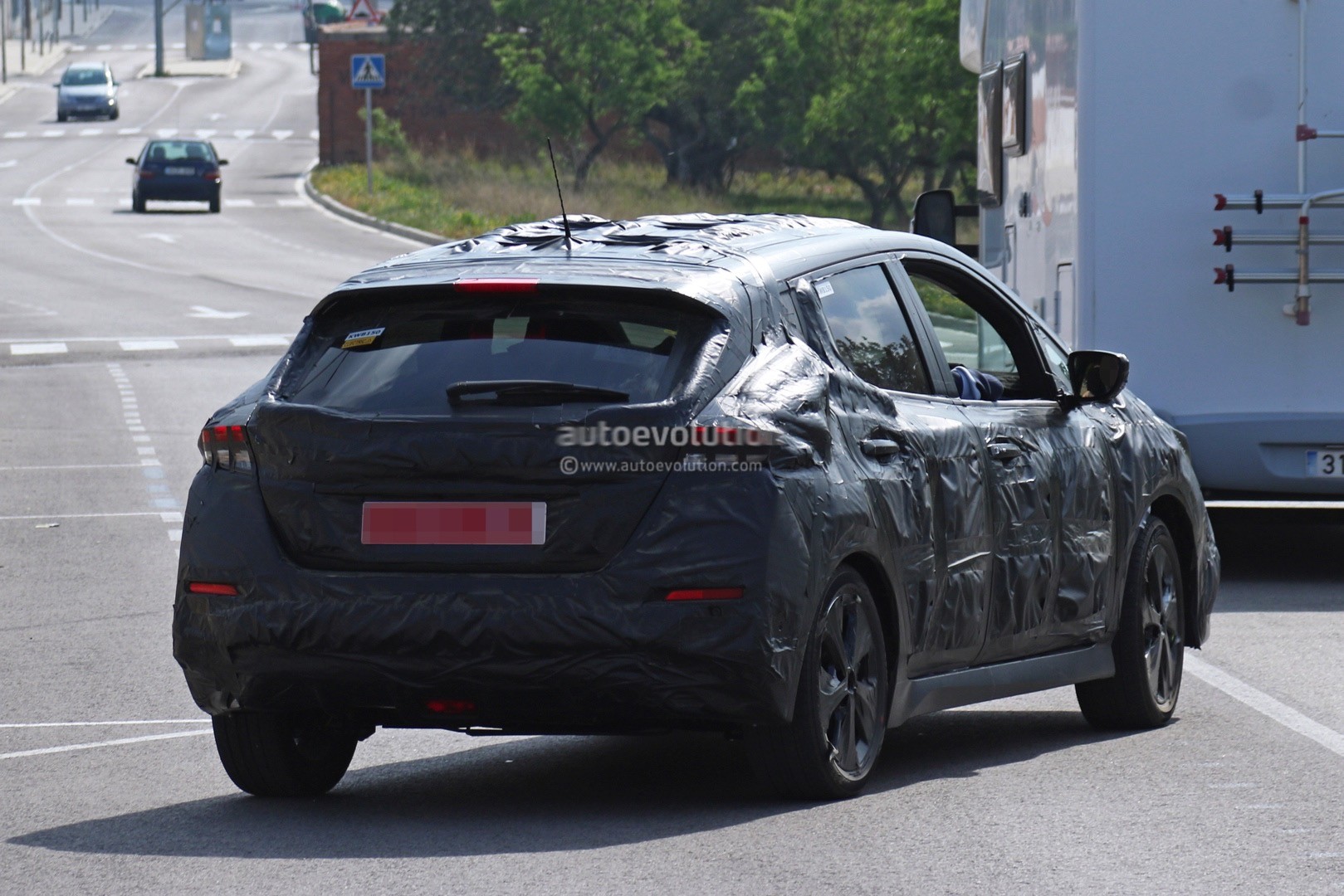 2017 - [Nissan] Leaf II - Page 2 2018-nissan-leaf-spied-testing-in-europe-still-very-camouflaged_6