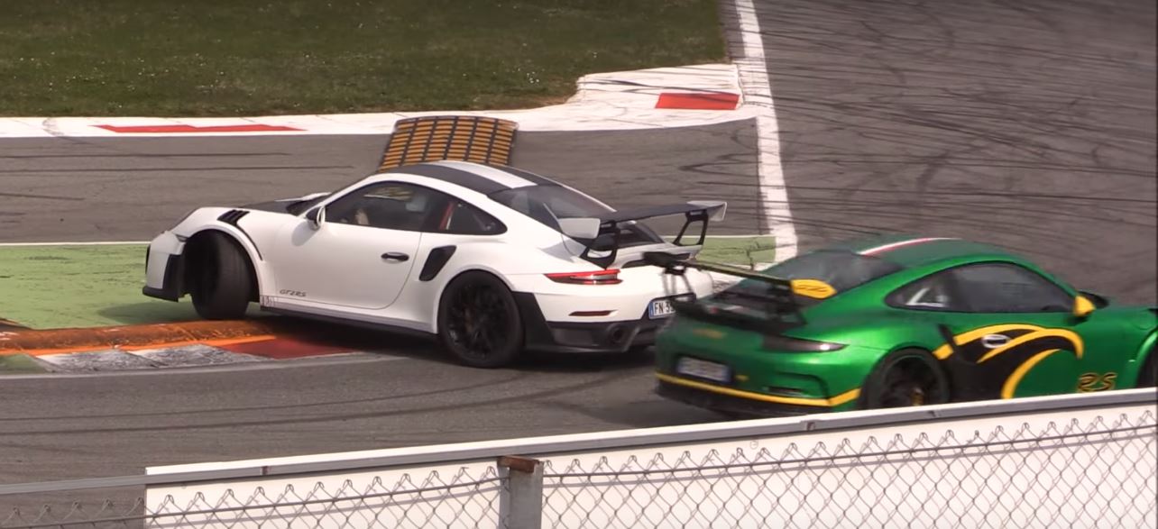 18 Porsche 911 Gt2 Rs Spins While Chasing 911 Gt3 Driver Can T Keep Up Autoevolution