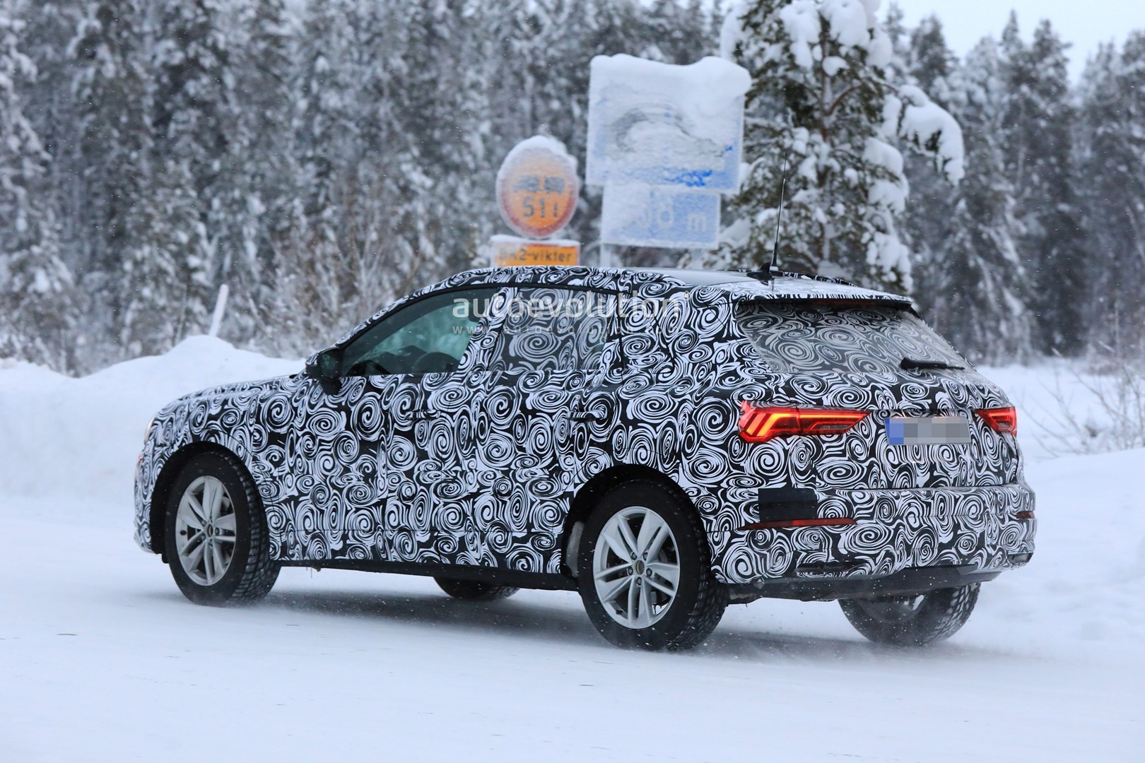 [Imagen: 2019-audi-q3-spied-with-new-taillights-l...ike_11.jpg]