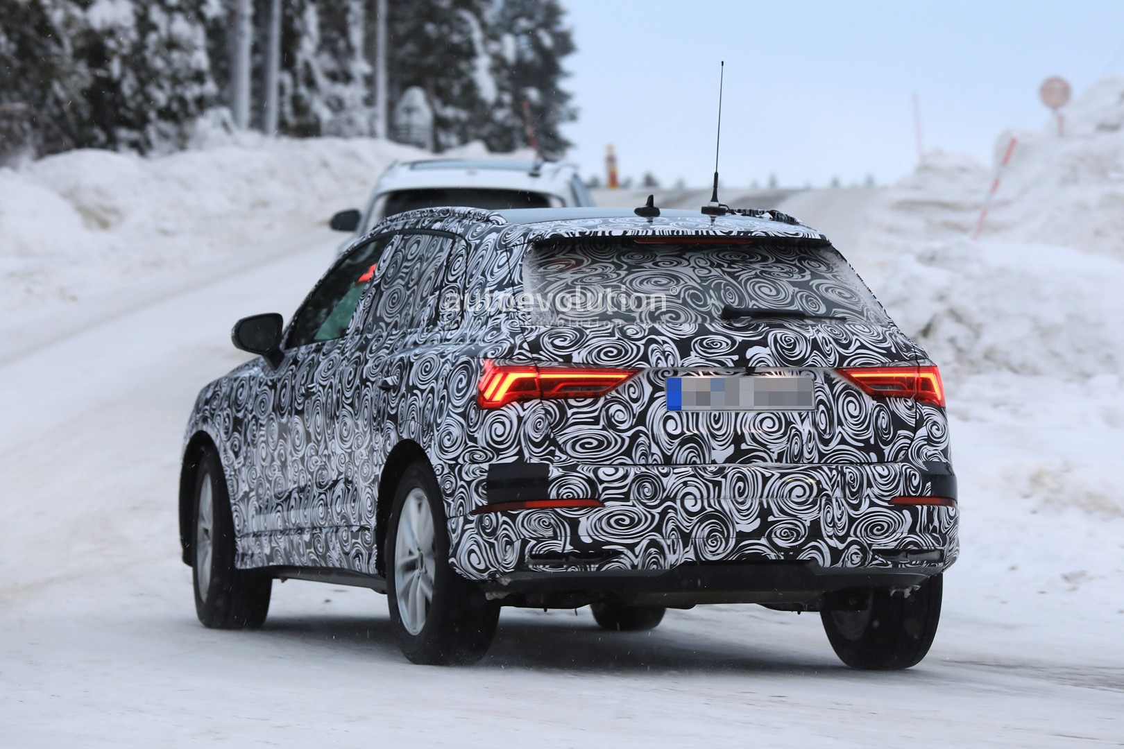 [Imagen: 2019-audi-q3-spied-with-new-taillights-l...like_3.jpg]