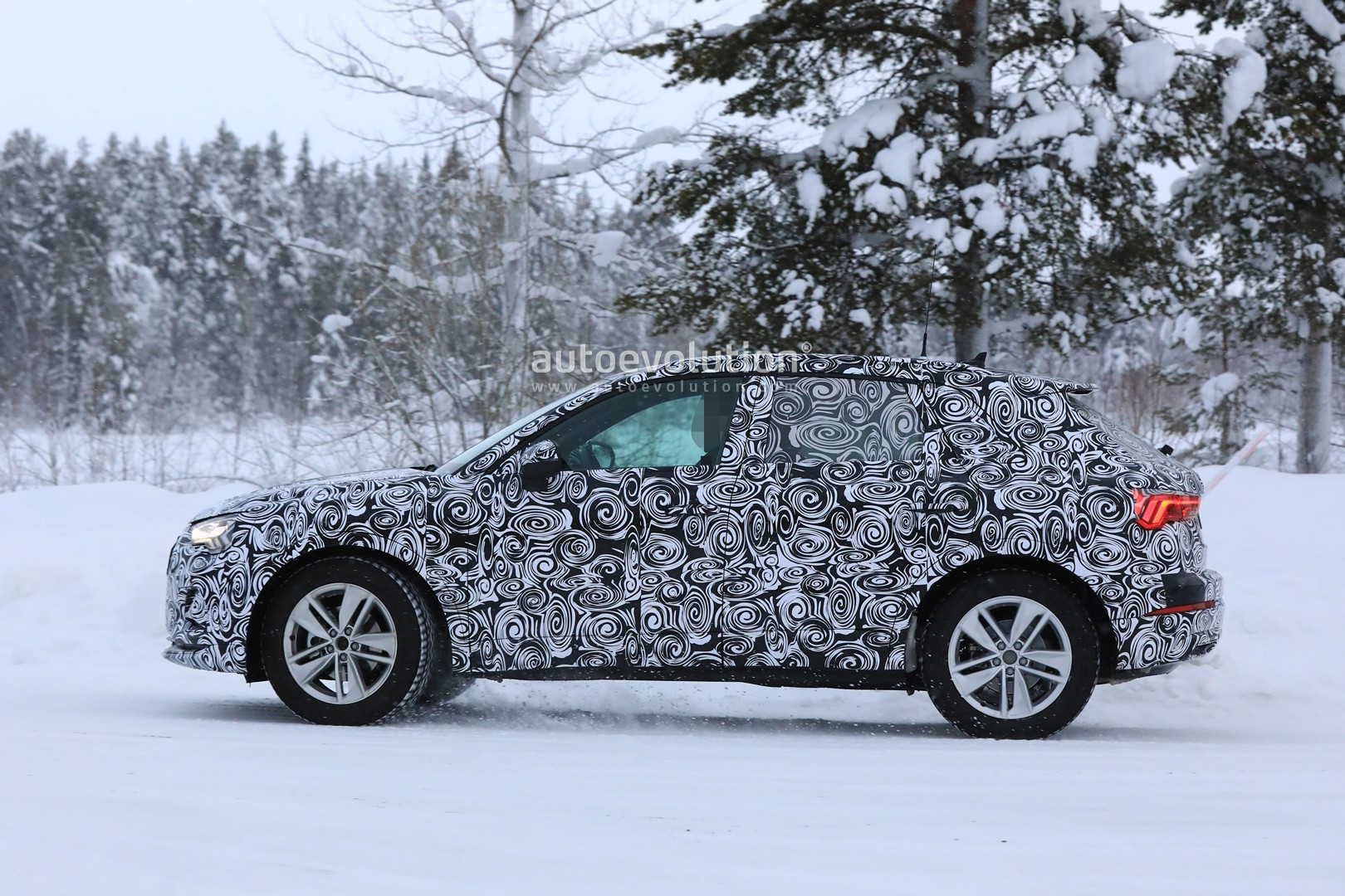 [Imagen: 2019-audi-q3-spied-with-new-taillights-l...like_9.jpg]