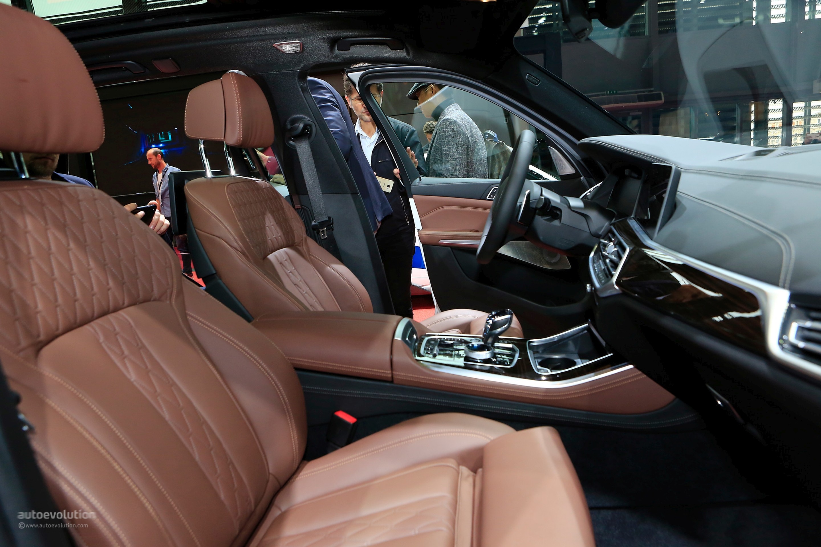 2019 Bmw X5 Shows Luxurious Interior In Paris Autoevolution