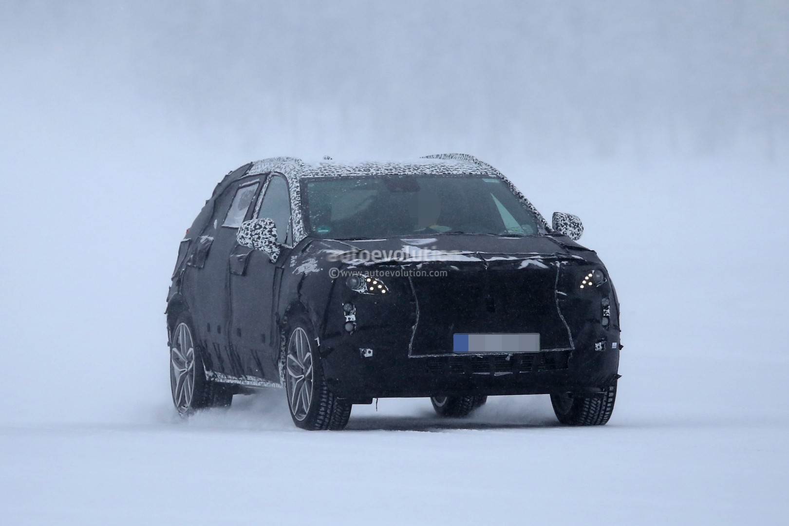 2018 - [Cadillac] XT4 2019-cadillac-xt4-spied-in-the-blizzard-compact-crossover-also-coming-to-europe_2
