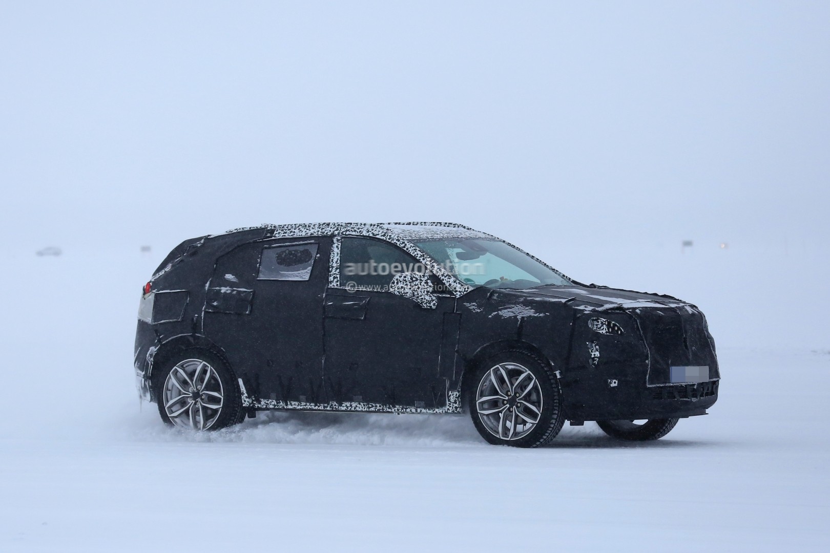 2018 - [Cadillac] XT4 2019-cadillac-xt4-spied-in-the-blizzard-compact-crossover-also-coming-to-europe_5