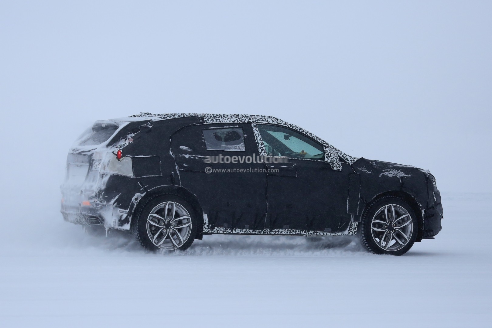 2018 - [Cadillac] XT4 2019-cadillac-xt4-spied-in-the-blizzard-compact-crossover-also-coming-to-europe_7