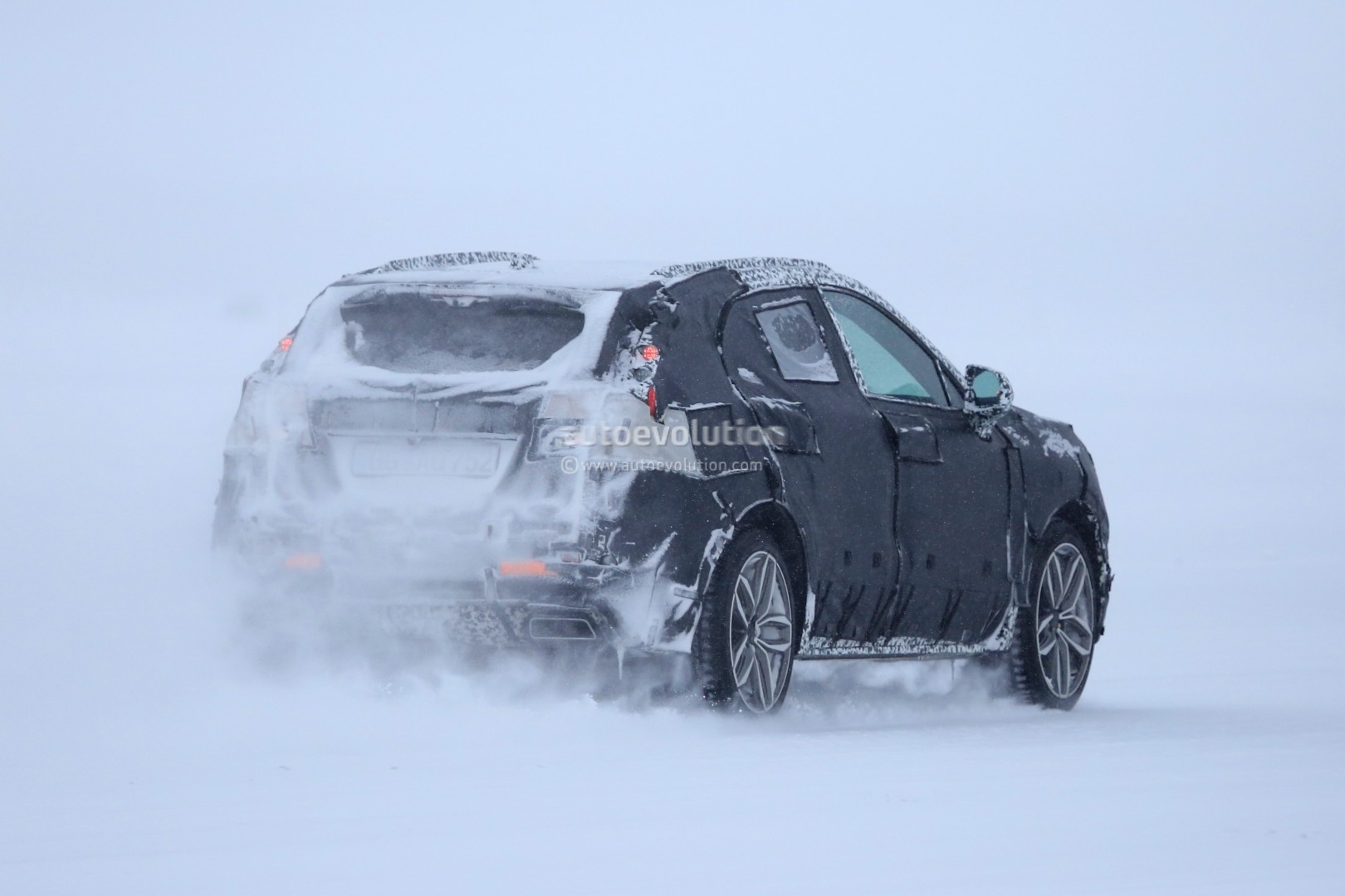 2018 - [Cadillac] XT4 2019-cadillac-xt4-spied-in-the-blizzard-compact-crossover-also-coming-to-europe_9