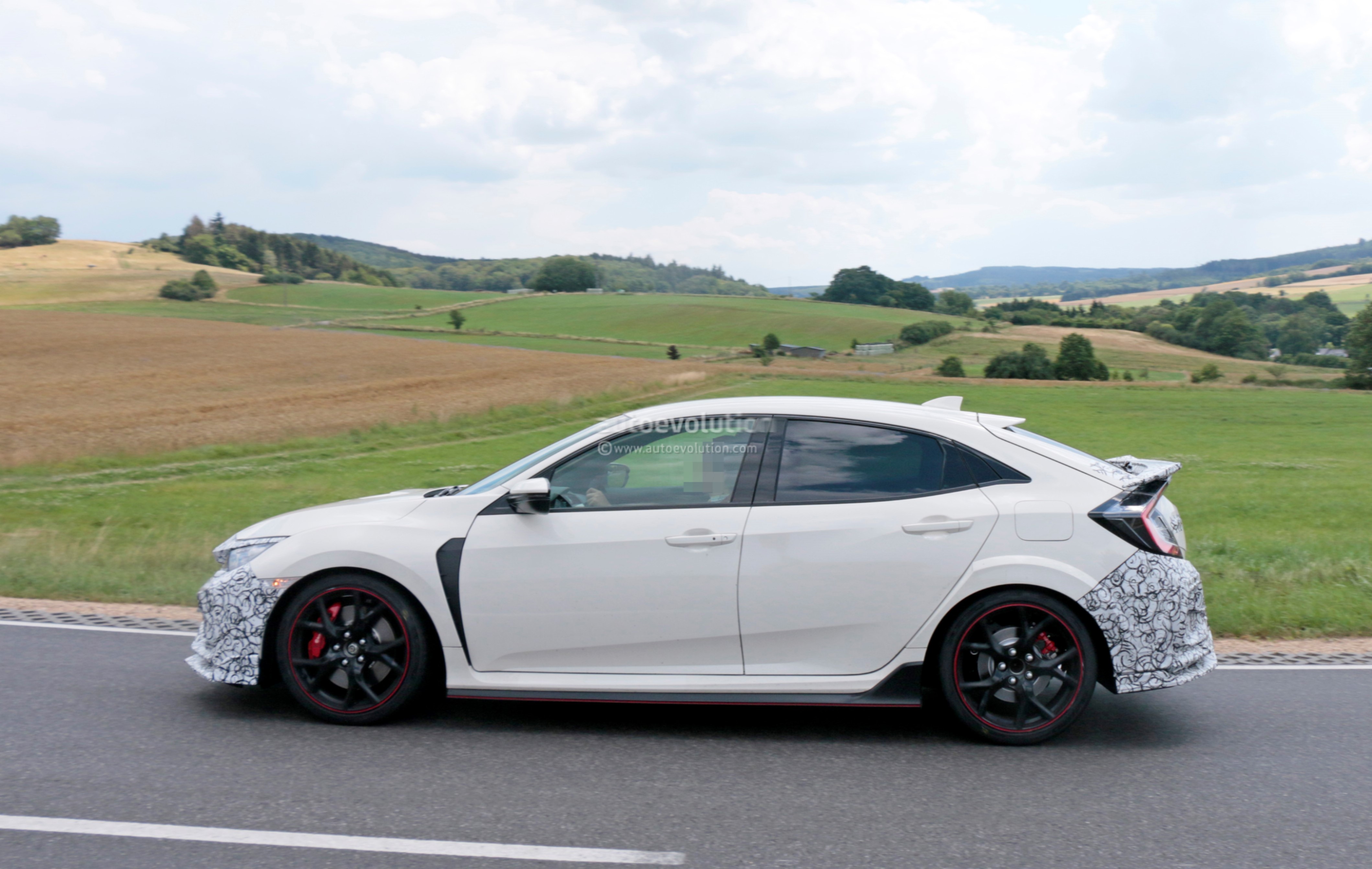 2019 Honda Civic Type R Spied in Red, Differs From White-painted Prototype - autoevolution