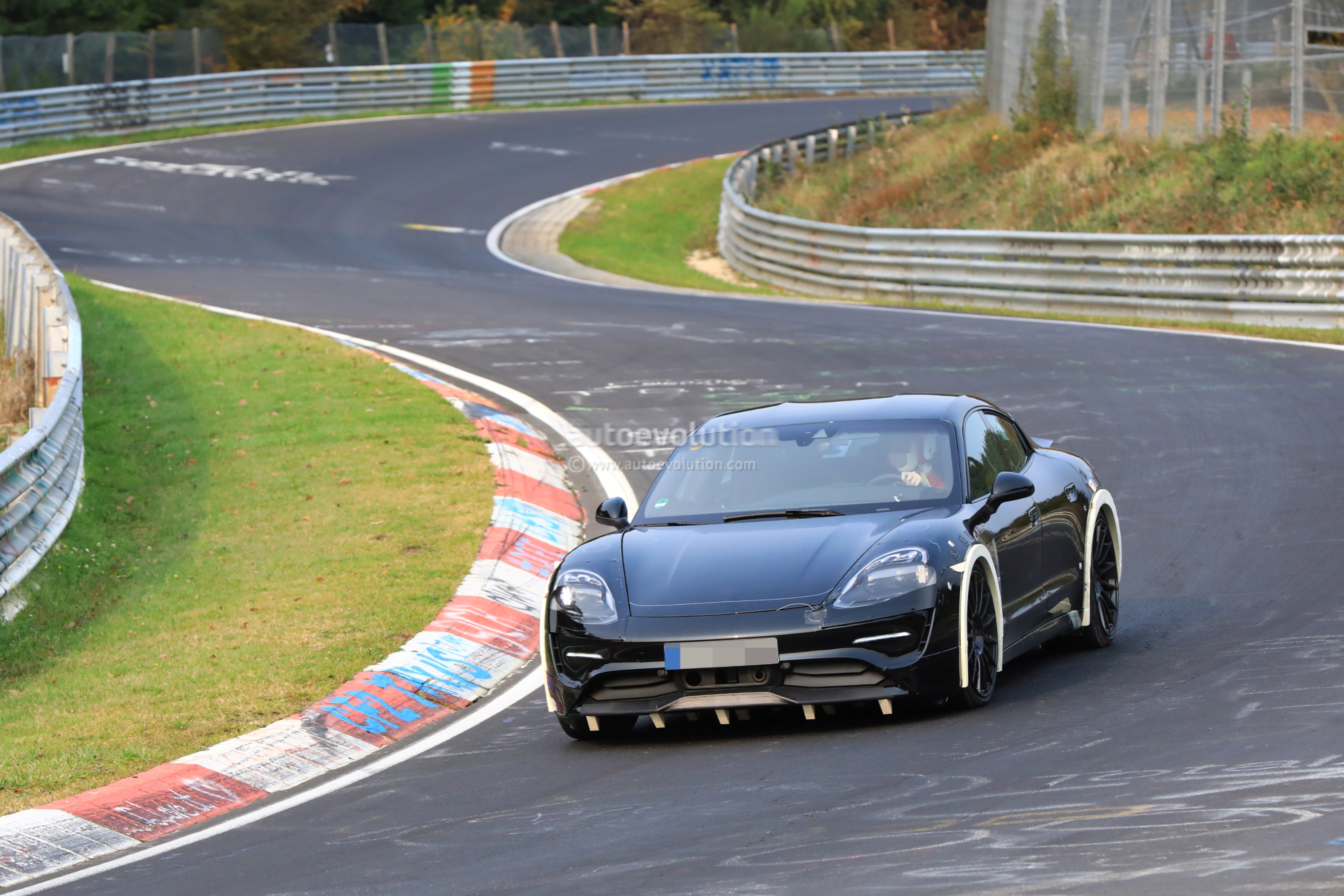 2019-porsche-mission-e-electric-sports-sedan-shows-up-at-the-nurburgring_2.jpg