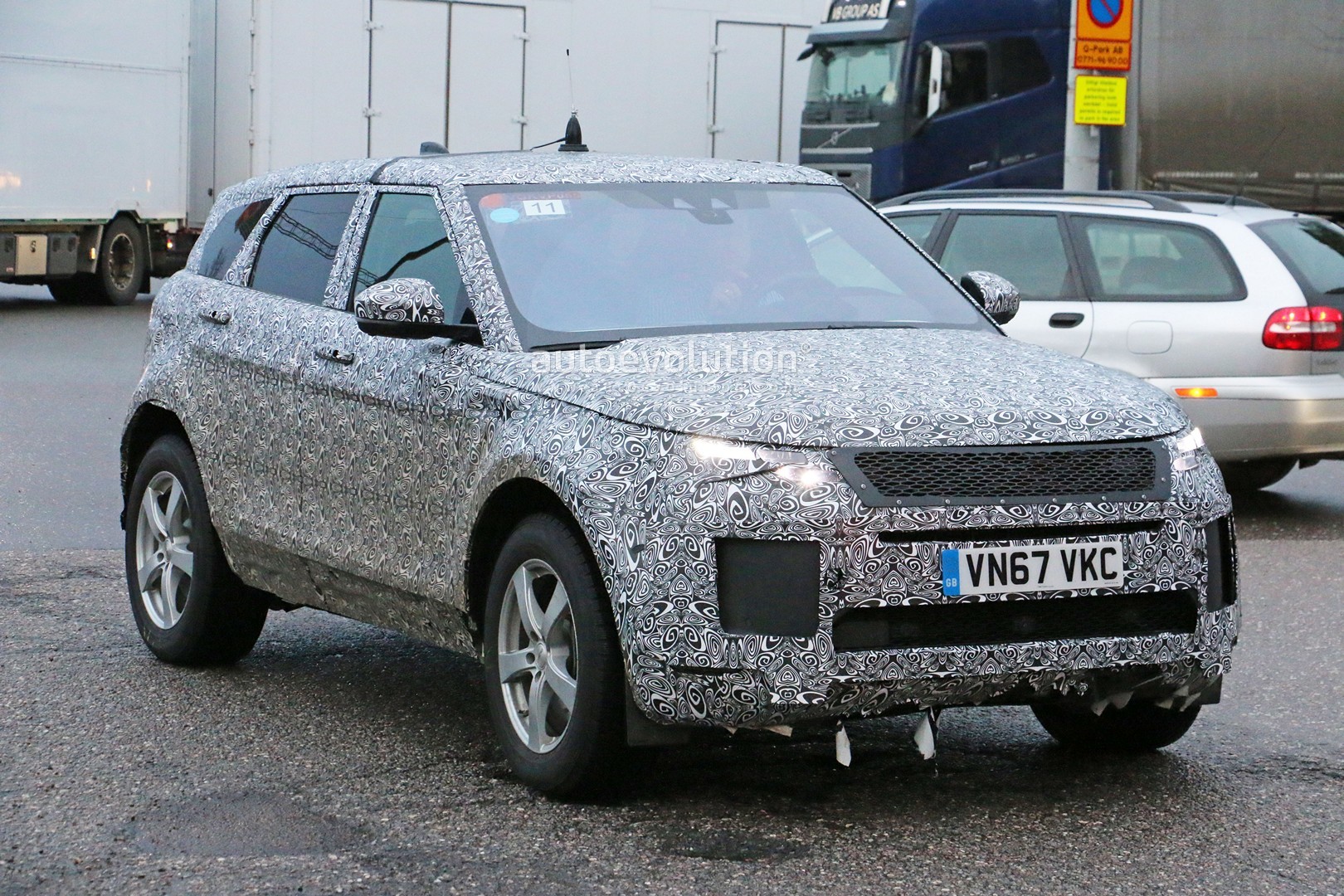 2018 - [Land Rover] Range Rover Evoque II - Page 2 2019-range-rover-evoque-has-scraped-its-camo-most-likely-due-to-off-roading_1