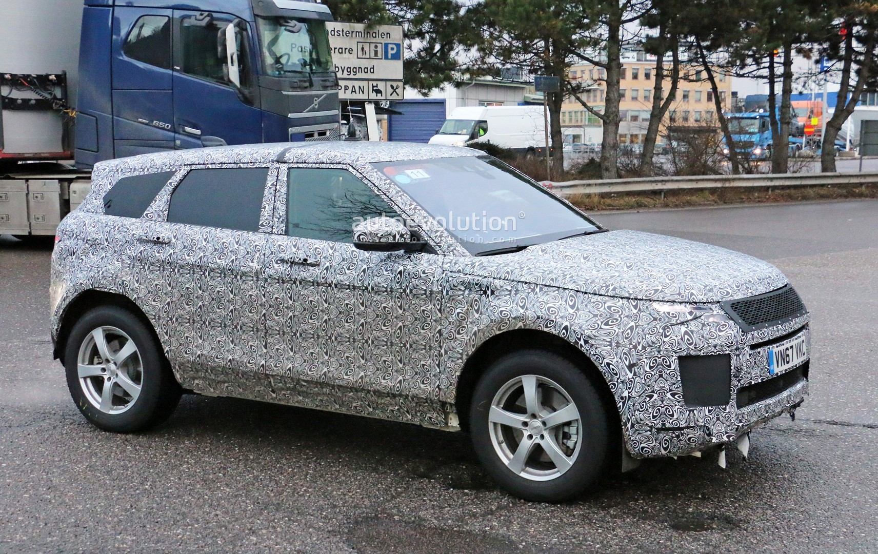 2018 - [Land Rover] Range Rover Evoque II - Page 2 2019-range-rover-evoque-has-scraped-its-camo-most-likely-due-to-off-roading_2