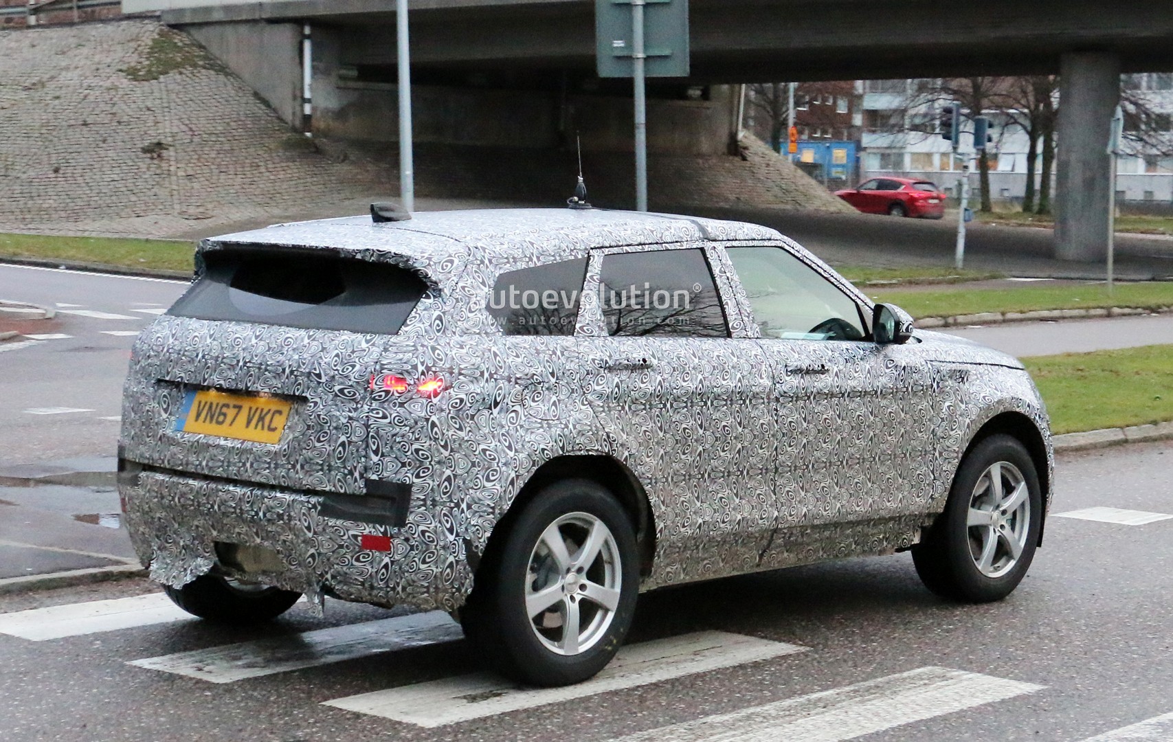 2018 - [Land Rover] Range Rover Evoque II - Page 2 2019-range-rover-evoque-has-scraped-its-camo-most-likely-due-to-off-roading_9