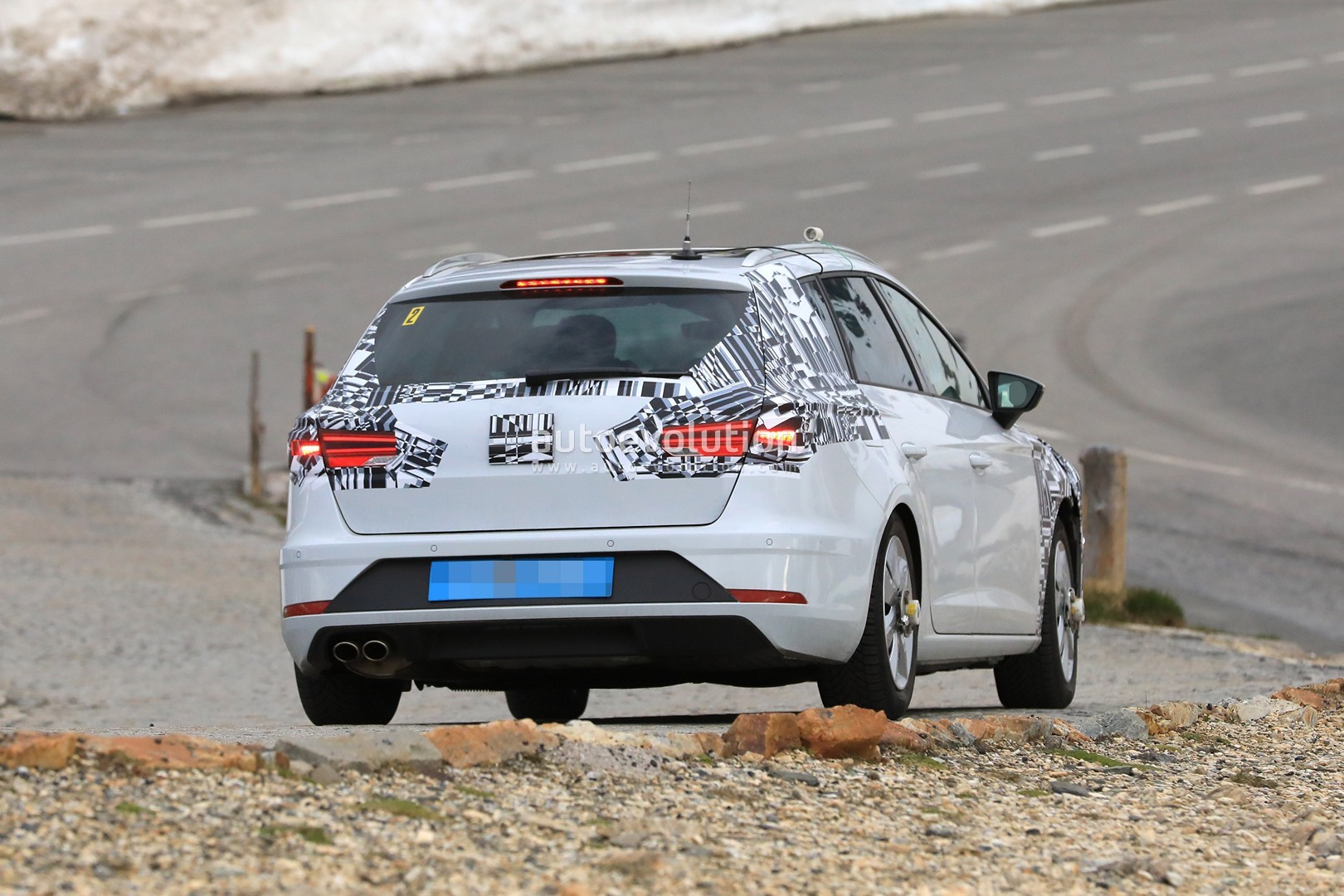 [Imagen: 2019-seat-leon-spied-for-the-first-time-...end_13.jpg]