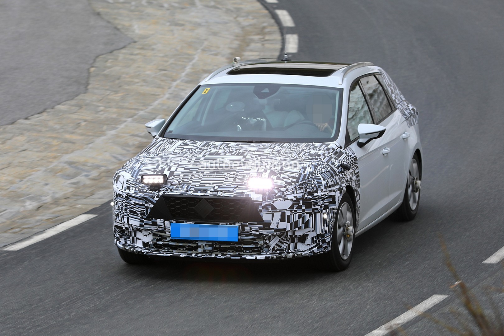 [Imagen: 2019-seat-leon-spied-for-the-first-time-...end_24.jpg]