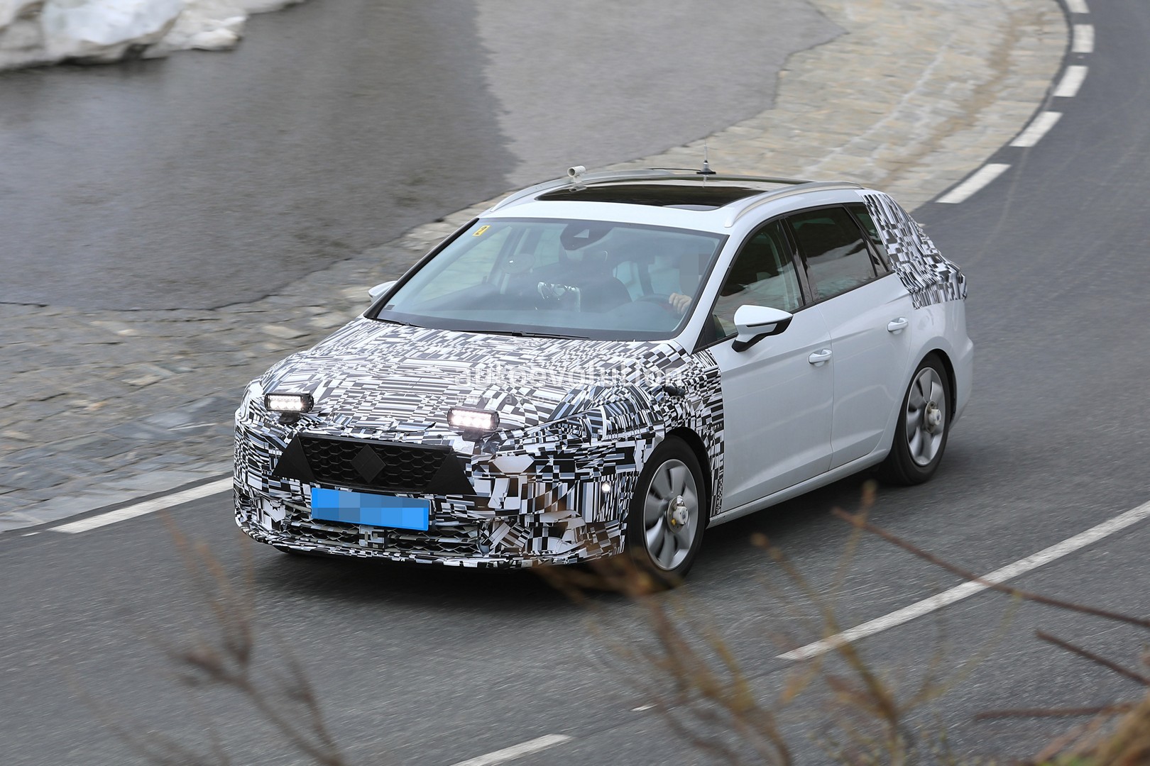 [Imagen: 2019-seat-leon-spied-for-the-first-time-...end_26.jpg]